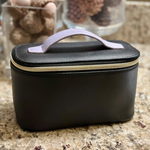 BVLGARI | Emirates First Class Train Case Amenity Kit for Women - Picture 3 of 12